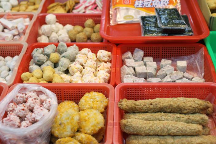 琳瑯滿目的火鍋料理和雞捲