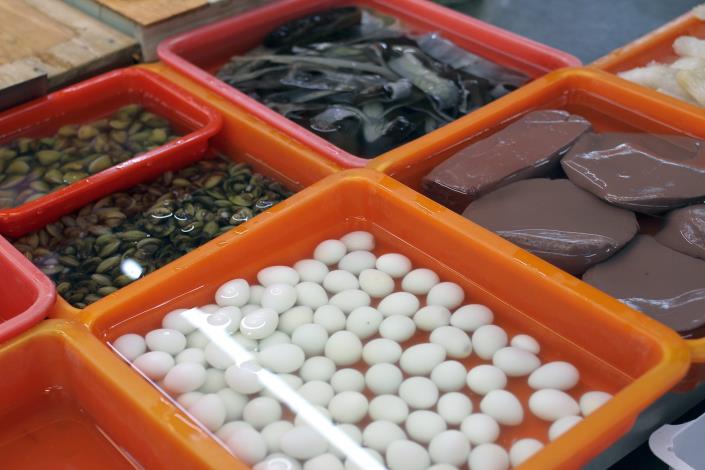 還有各式海鮮、鵪鶉蛋、鴨血等火鍋料