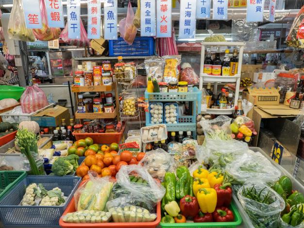 除了蔬菜、水果、罐頭，還有各式南北雜貨，都是年節必買好貨
