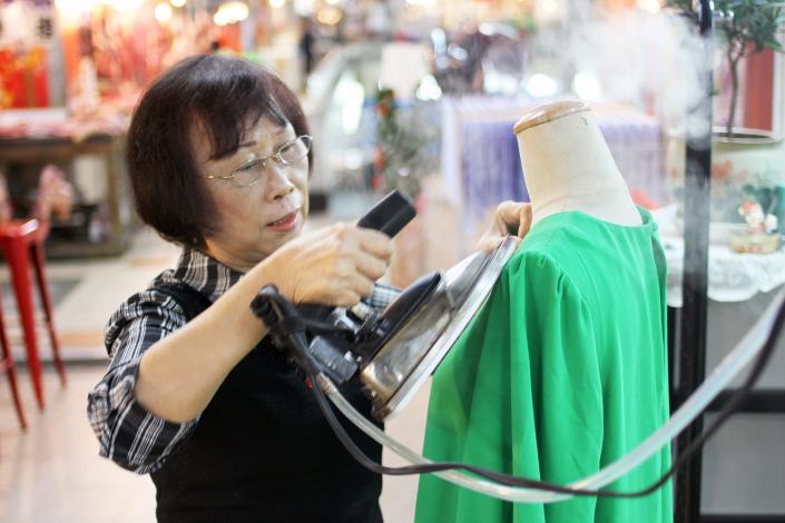 將客人衣服修改後再整燙