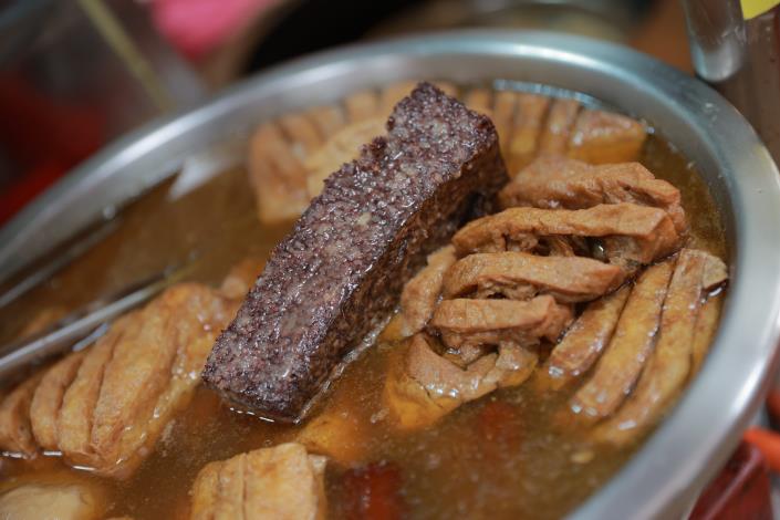 以特製滷汁滷製的花干與豬血糕擄獲許多饕客的芳心