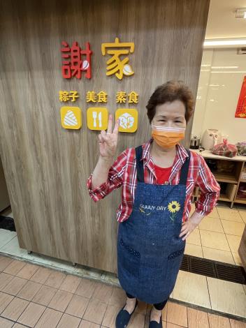慈蓮素食的粽子工作區在市場精進計畫中，換上了以老闆姓氏製作的活潑招牌