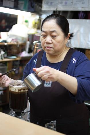 老闆娘用賽風為客人煮咖啡