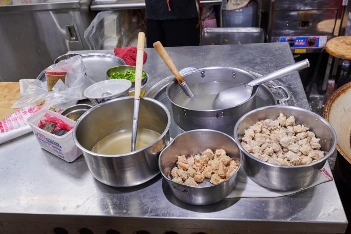 鼎邊銼配料包括包著蝦子的蝦丸與丸子