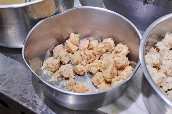 蝦仁丸包有整隻蝦子,新鮮美味。