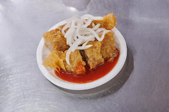 雞捲外皮酥脆,內餡綿密口感紮實