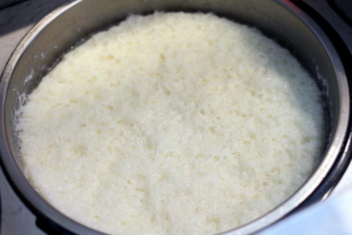 這就是用鹽滷剛沖出來的豆花原始模樣