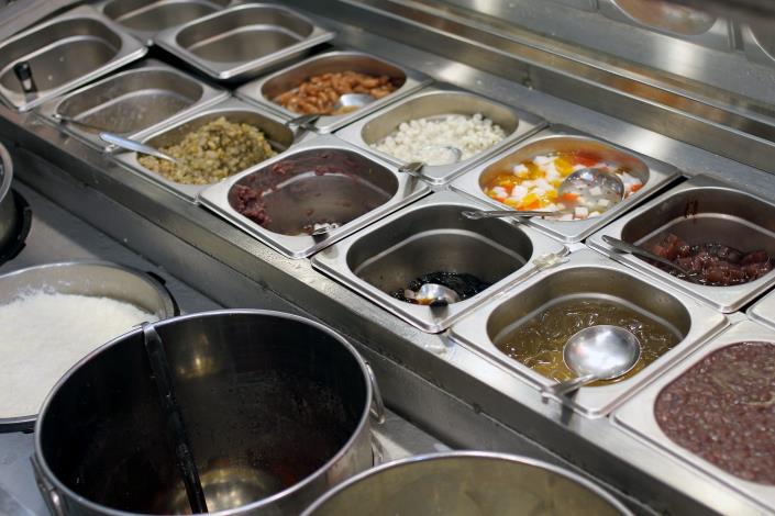 玻璃櫥窗裡各式各樣的配料