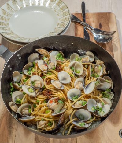 用飽滿蜆肉蛤蠣快炒橄欖油的義大利麵