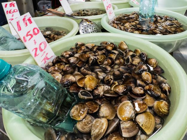 攤位上將各式蛤蠣分級讓客人方便選擇