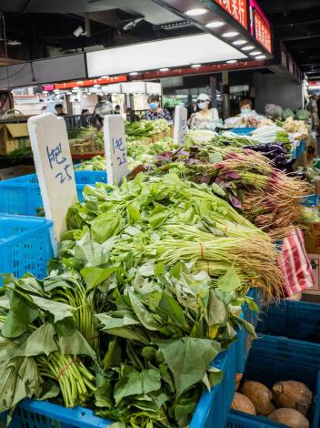 堆積成小山的蔬果樣樣新鮮