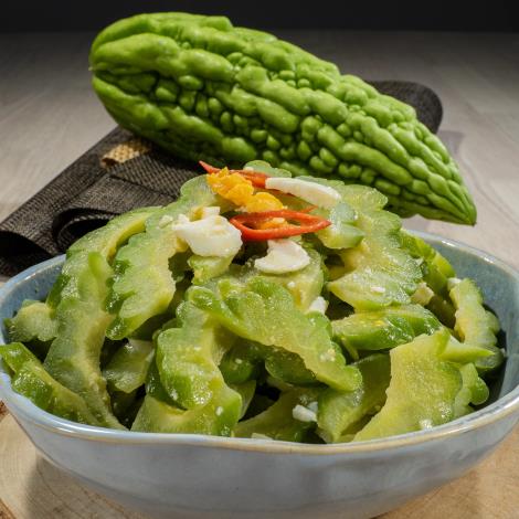 用攤位上的青苦瓜、鹹蛋、辣椒烹調的苦瓜鹹蛋