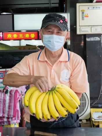 中崙香蕉伯洪嘉男50年來只賣香蕉