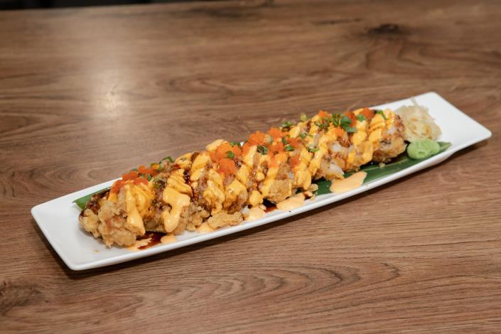 炸彈卷將包裹冰鮮鮭魚、鮪魚、酪梨的壽司卷整條拿去炸