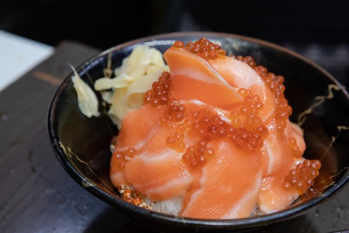 鮭魚親子蓋飯疊滿生魚片再灑上鮭魚卵 宛如火山爆發