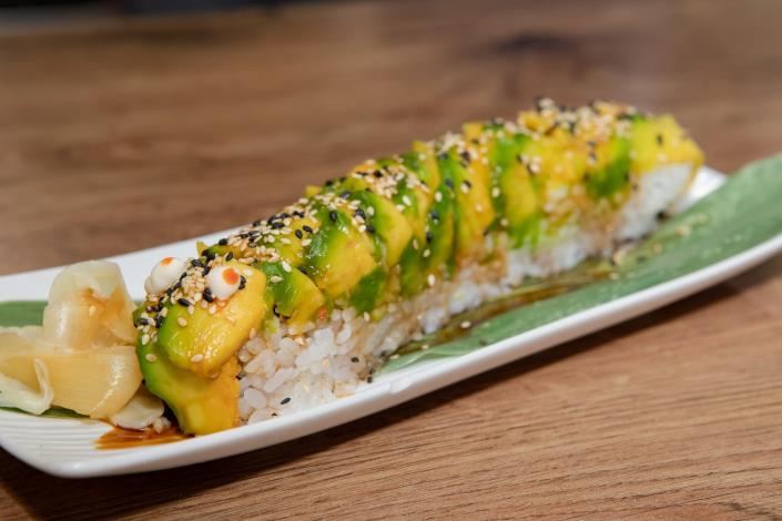 毛毛蟲卷外面舖滿整排酪梨 看起來像毛毛蟲故得名