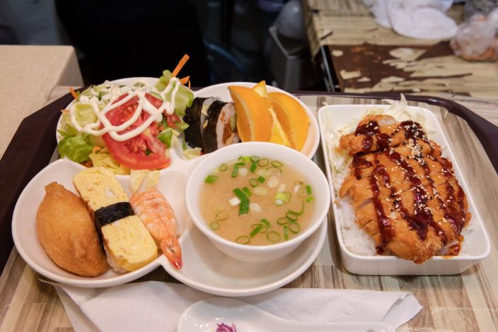 豬排便當除了主菜與白飯 還有附餐握壽司、味噌湯、沙拉及水果