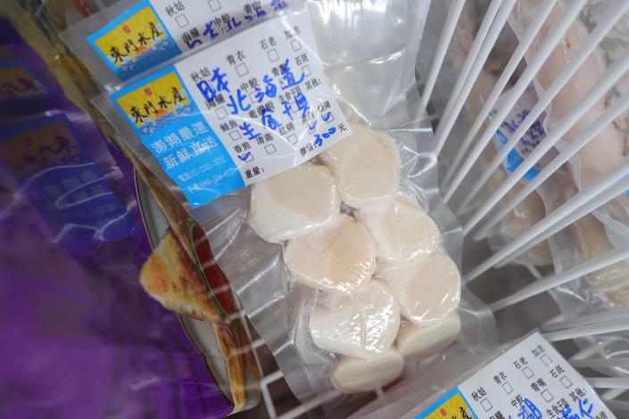 細心分裝的北海道生食級干貝.JPG