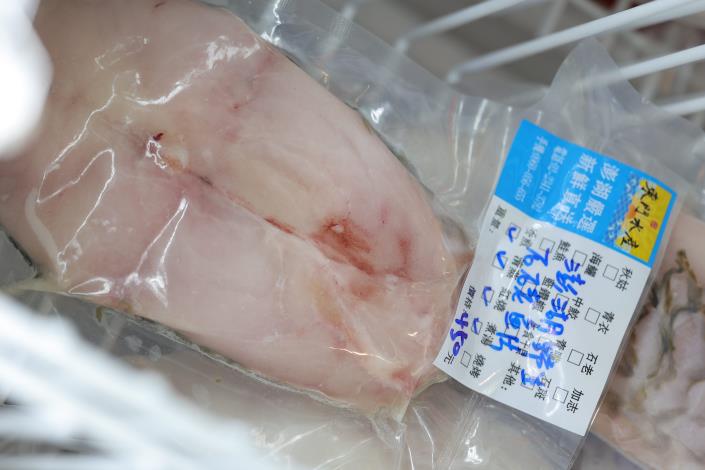 老闆貼心製作標示魚種與烹慎方式的貼紙.JPG