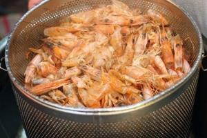 艋舺蘇記的湯頭訣竅就在使用大量劍蝦蝦頭熬煮
