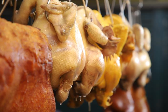 活體雞肉製成的鹹水雞 不論是味道或口感都不是冷凍雞肉可以比擬.JPG