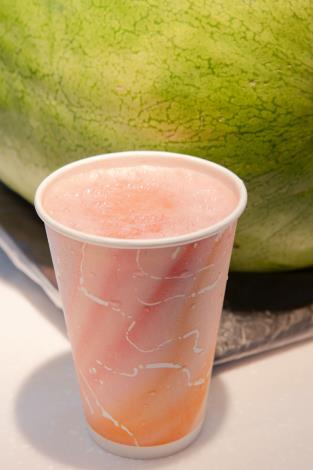 大人小孩都愛的香甜清爽西瓜汁