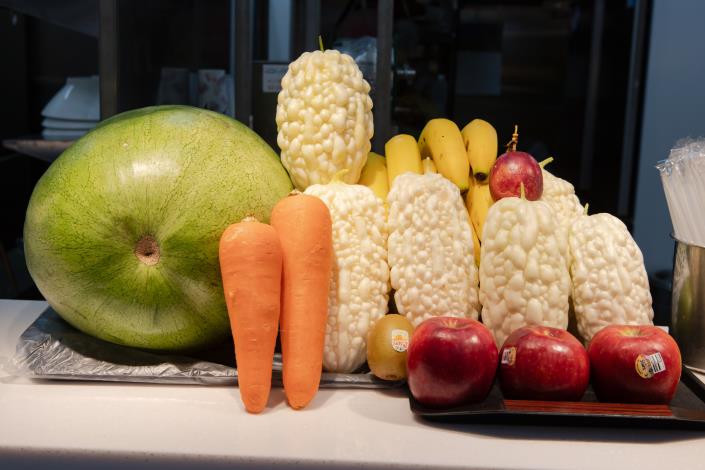 陳老闆每天採購新鮮蔬果