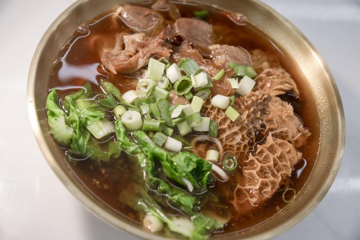 李老闆父親用數十種中藥材與辛香料，精心熬煮湯頭