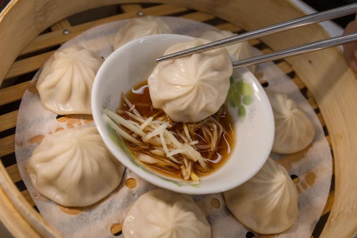 小籠湯包搭配薑絲與烏醋，美味再升級