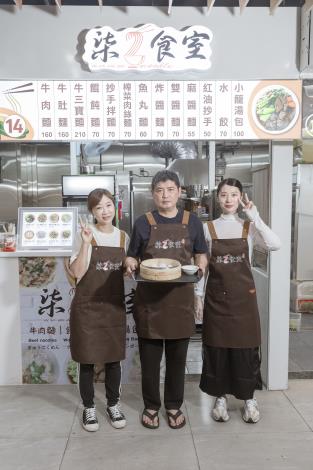 老闆李家萱與父母親互相扶持