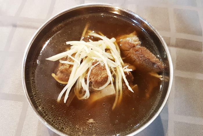 名傳千里的藥燉排骨