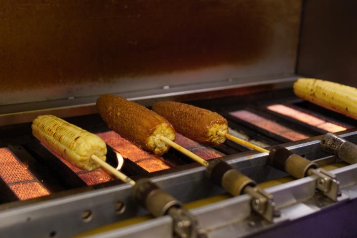 攤架上正在翻滾的好吃玉米