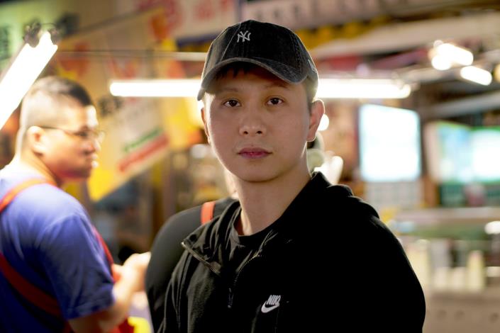 老闆劉俊麟烤玉米功力一流