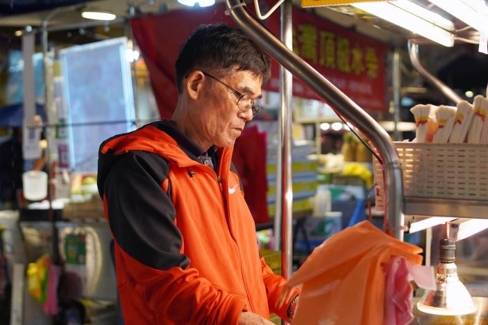 製作地瓜球高手的黃老闆