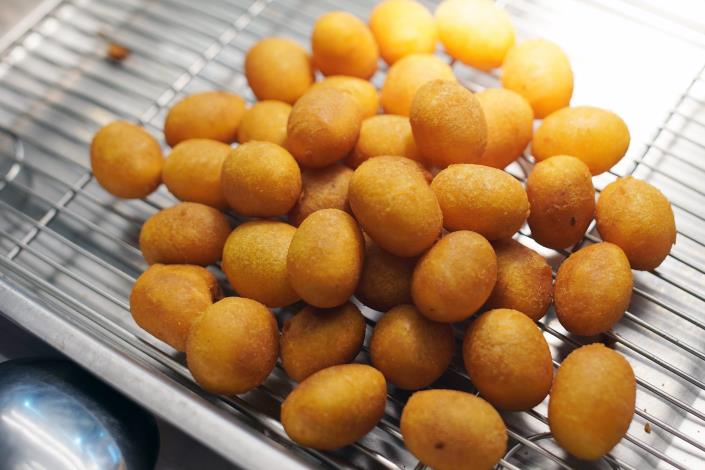 每顆金黃外表、外酥內軟的地瓜球，是饒河街夜市裡的招牌美食之一