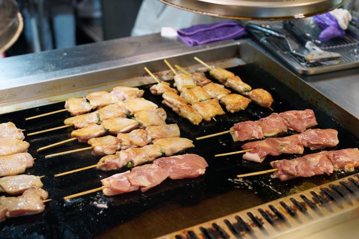 以日式岩燒燒烤風味烤製的無骨雞腿排深得老饕推崇