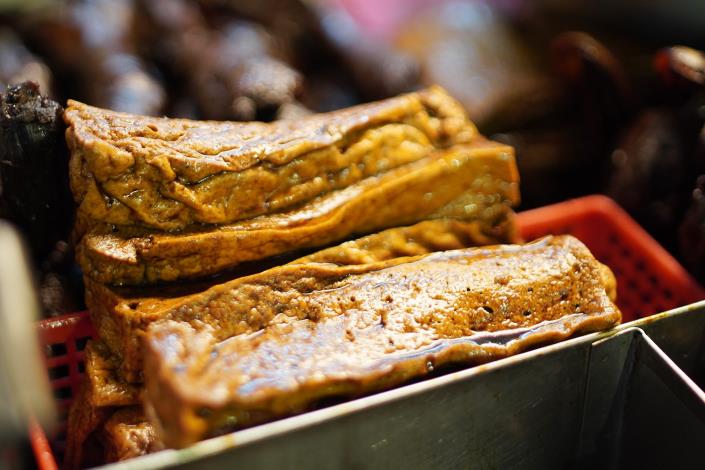 這就是攤位上最熱銷的東山鴨頭和來此必點的百頁豆腐