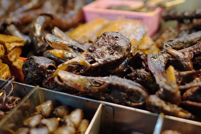 這就是攤位上最熱銷的東山鴨頭和來此必點的百頁豆腐