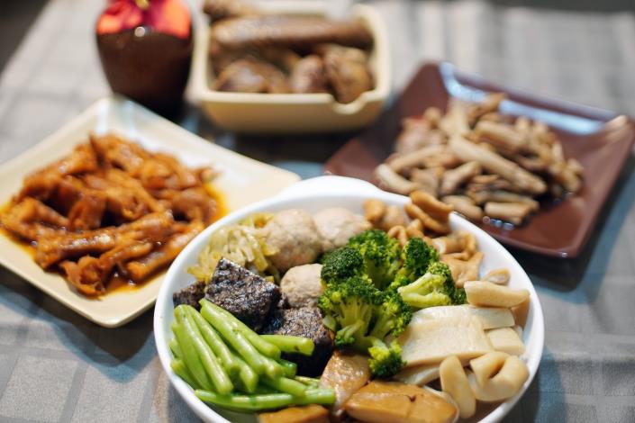 各式各樣滋味迷人的滷味，除了可以現場點來吃，還能當成餐桌上的主角呢