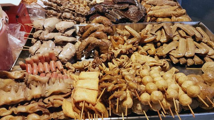 攤位上有各式各樣琳瑯滿目的好吃滷味