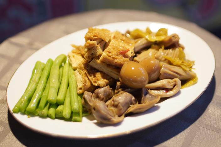 各式各樣滋味迷人的滷味，除了可以現場點來吃，還能當成餐桌上的主角呢