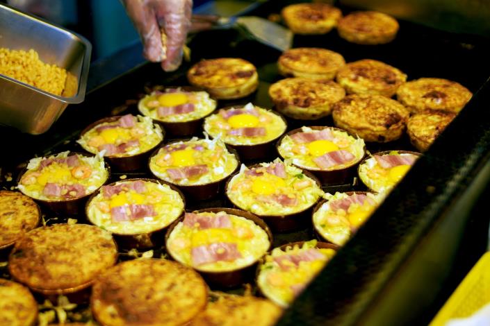 攤位上正在製作的圓圓燒光看樣子就令人垂涎不已