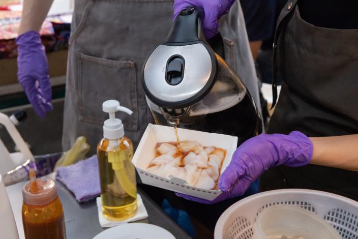 心心港式腸粉有老闆獨門研製的配方，即使不加醬料也有味道，但想吃重一點的口味也能搭配爽口的醬汁吃起來更有味道喔。