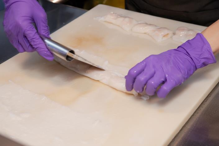 布拉式的腸粉，最難的在於把定型的麵皮從紗布上刮起。