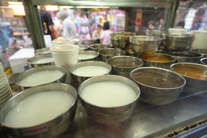 一碗碗杏仁露雪白滑嫩　看著就想來上一碗