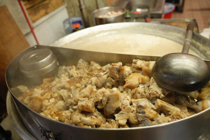 熱鍋中冒泡的香醇大骨湯陣陣飄香