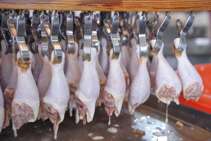 老闆巧思用一排排夾子夾好雞腿一同下鍋 確保每一隻腿的熟度相同