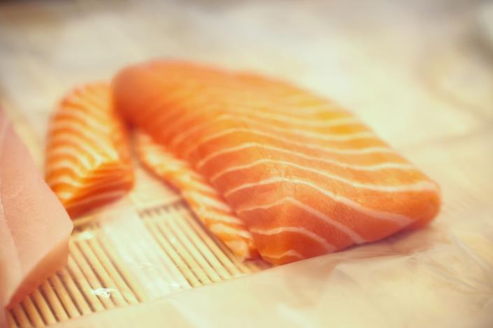 許老闆說魚要逆紋切 才能品嚐到魚肉的完整纖維感