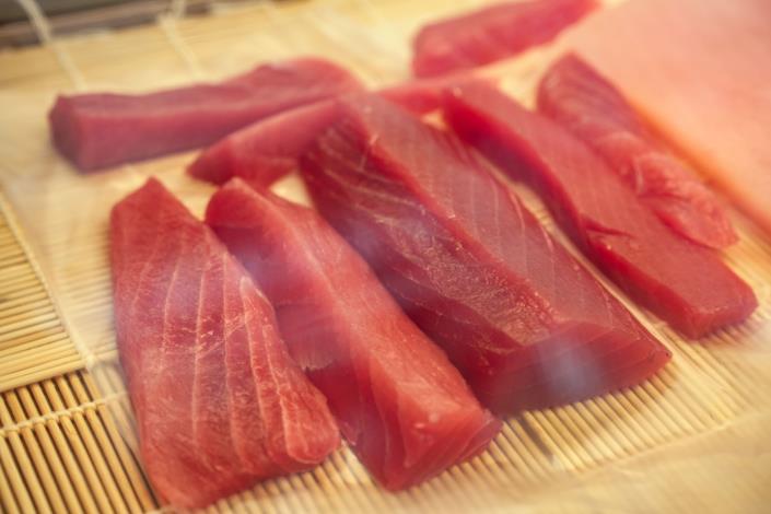 鮪魚富含顏色均勻鮮紅 就是新鮮