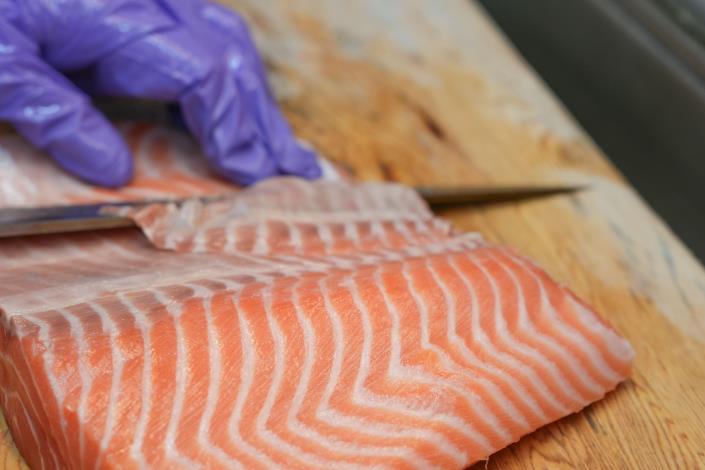 專業的刀工才能將魚處理乾淨 保留絕佳口感